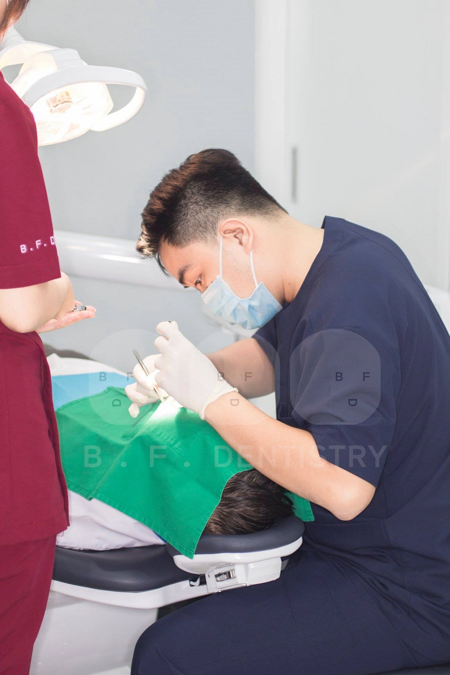 Bác sĩ điều trị tại nha khoa B.F.Dentistry